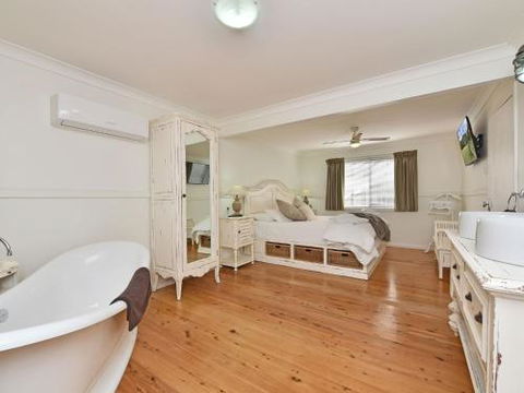 Olive Grove Villa 3 Suite With Large Bath - Accommodation Gladstone 2