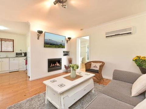Olive Grove Villa 3 Suite With Large Bath - Accommodation Gladstone 1