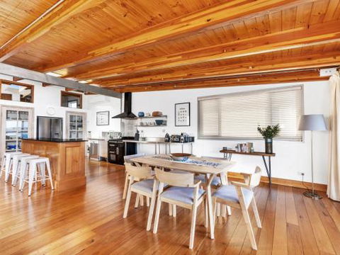 VINCES LANDING OLD EROWAL BAY 4pm Check Out Sundays - Accommodation Gladstone 5