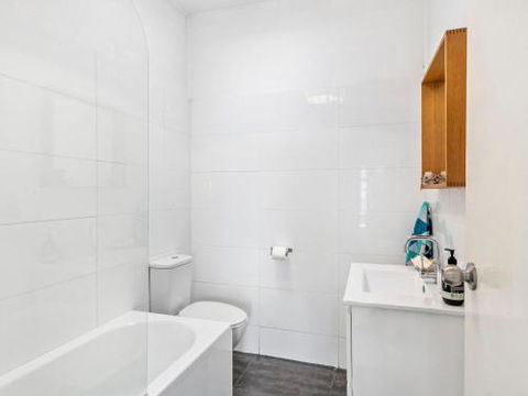 BOMBORA Gerroa 4pm Check Out Sundays - Accommodation Gladstone 6