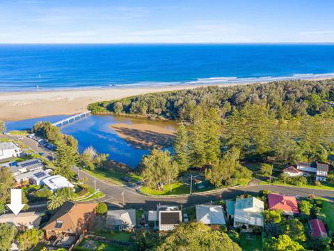 BOMBORA Gerroa 4pm Check Out Sundays - Accommodation Gladstone 1