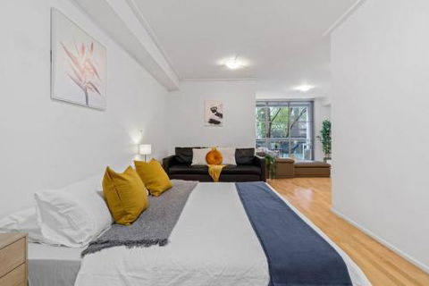 A Bright & Stylish Studio Next To Darling Harbour - Accommodation Gladstone 1