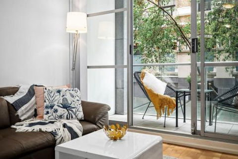 A Bright & Stylish Studio Next To Darling Harbour - Accommodation Gladstone 6