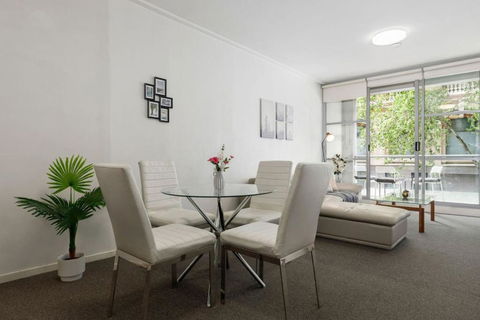A Cozy & Modern Studio Next To Darling Harbour - Accommodation Gladstone 2