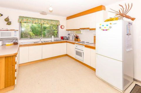 Sixteen Ash Ave Sandy Point - Accommodation Gladstone 3