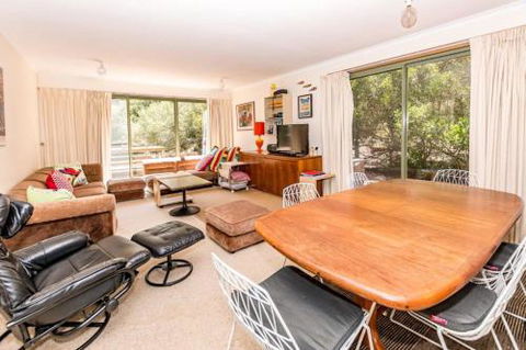 Sixteen Ash Ave Sandy Point - Accommodation Gladstone 4