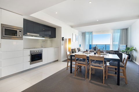 H Residences 2 Bedroom Ocean View In Surfers Paradise - Accommodation Gladstone 3