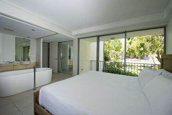 Blue On Blue Apartment 811 - Accommodation Gladstone 0