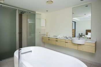Blue On Blue Apartment 811 - Accommodation Gladstone 6