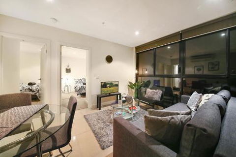 A Cozy 2BR CBD Apartment Near Bourke St. Mall - Accommodation Gladstone 0