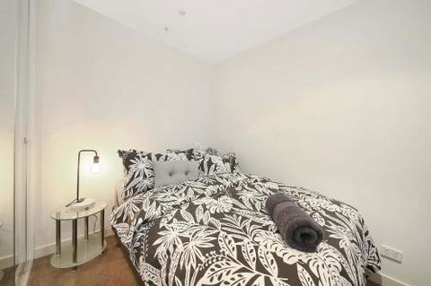 A Cozy 2BR CBD Apartment Near Bourke St. Mall - Accommodation Gladstone 1