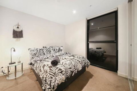 A Cozy 2BR CBD Apartment Near Bourke St. Mall - Accommodation Gladstone 3