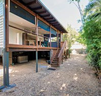 Modern 3 Bedroom Treehouse - Accommodation Gladstone