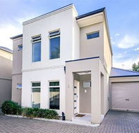 Modern Seaside Sanctuary - Accommodation Gladstone