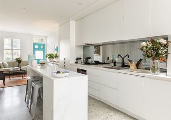 Stunning Executive Home In Glebe - Accommodation Gladstone 3