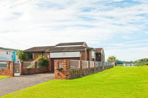 HAIS18G Riverside Delight - Accommodation Gladstone 1