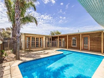 Hidden Oasis - Accommodation Gladstone 0