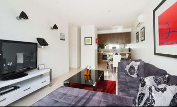 Smart Modern In St. Kilda - Accommodation Gladstone 0
