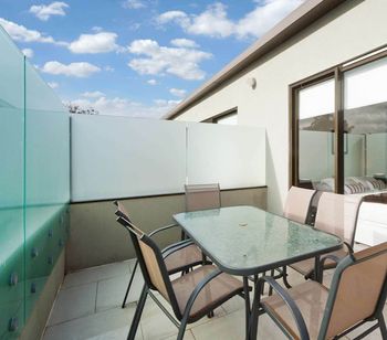 Smart Modern In St. Kilda - Accommodation Gladstone 5