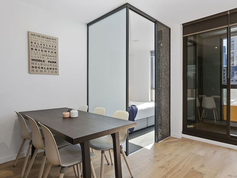 CHARLOTTE Manhatten Building Near Spencer St. & Southern Cross Station - Accommodation Gladstone 4