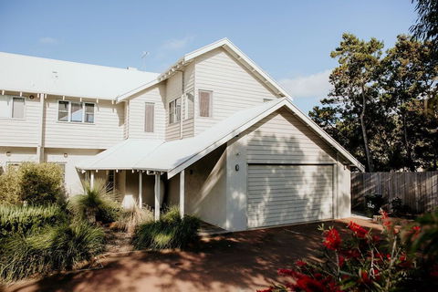 Waterfront - Accommodation Gladstone 1
