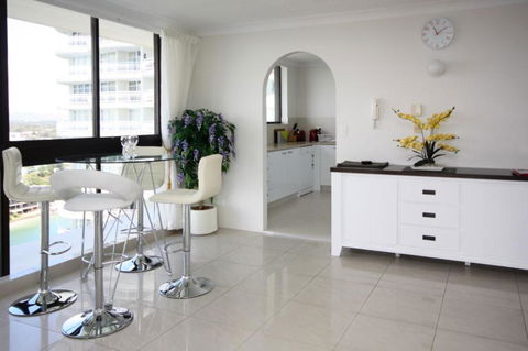 Broadwater Shores Waterfront Apartments - Accommodation Gladstone 4