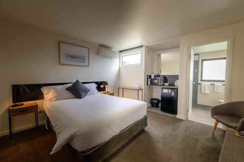 Georges Bay Apartments - Accommodation Gladstone 2