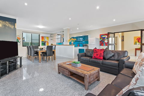 Villa De Marseilles - Melbourne - Accommodation Gladstone 4