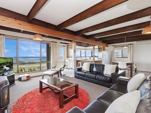 Swimmers Rest - Uninterrupted Panoramic Ocean Views - 1 Bedroom - Accommodation Gladstone 1