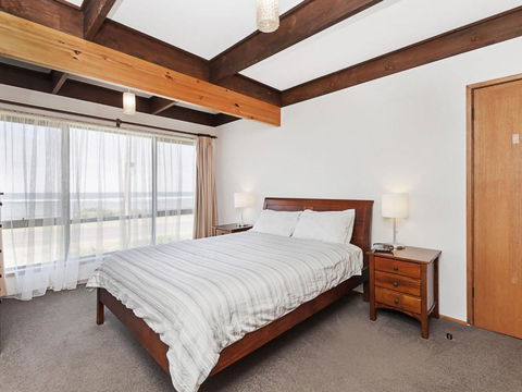 Swimmers Rest - Uninterrupted Panoramic Ocean Views - 1 Bedroom - Accommodation Gladstone 5