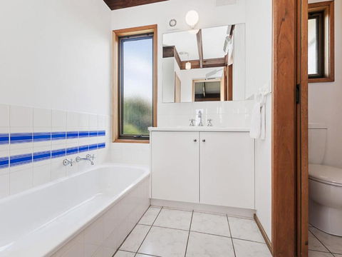 Swimmers Rest - Uninterrupted Panoramic Ocean Views - 1 Bedroom - Accommodation Gladstone 3