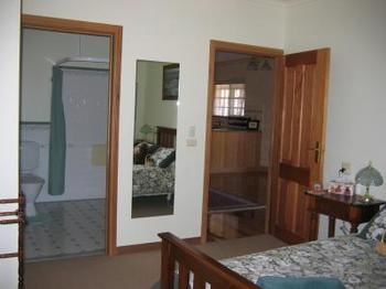Buttercup Cottage & Private Apartment - Accommodation Gladstone 4