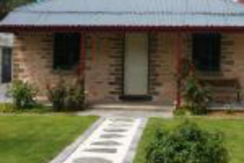 Annabelles Cottage - Accommodation Gladstone 0