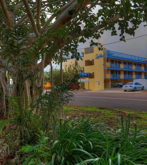 Sky View Units - Accommodation Gladstone 1