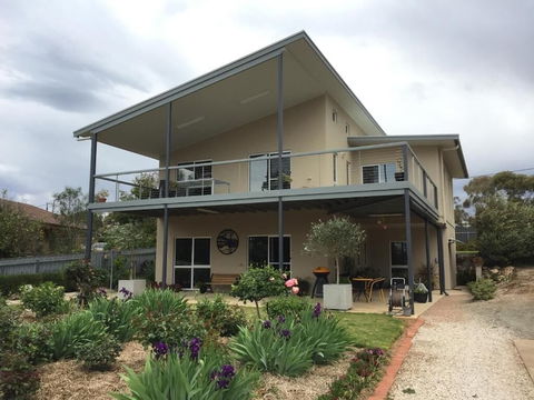 Lyreen's Apartment B&B - Accommodation Gladstone 1