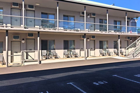 New England Motor Inn - Accommodation Gladstone 3