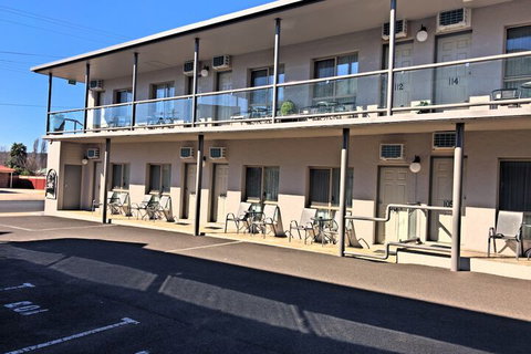 New England Motor Inn - Accommodation Gladstone 2