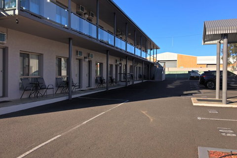 New England Motor Inn - Accommodation Gladstone 4