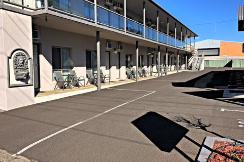New England Motor Inn - Accommodation Gladstone 1
