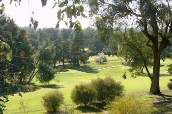 Commercial Golf Resort - Accommodation Gladstone 1