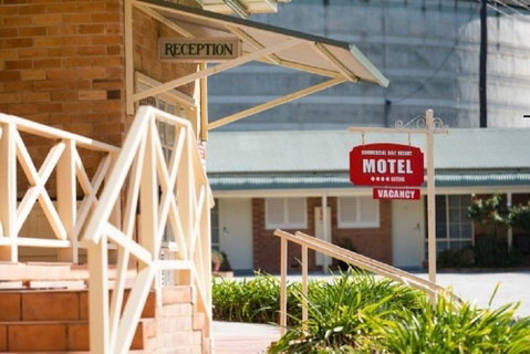 Commercial Golf Resort - Accommodation Gladstone 2
