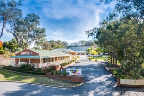 Commercial Golf Resort - Accommodation Gladstone 0