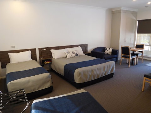 Commercial Golf Resort - Accommodation Gladstone 6
