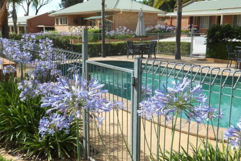 Commercial Golf Resort - Accommodation Gladstone 4