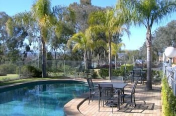 Commercial Golf Resort - Accommodation Gladstone 3