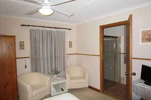 Southern Vales Bed & Breakfast - Accommodation Gladstone 4
