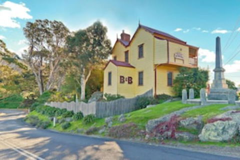 Two Story Bed & Breakfast - Accommodation Gladstone 0