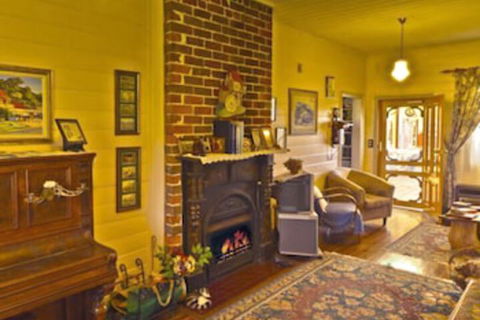 Two Story Bed & Breakfast - Accommodation Gladstone 4