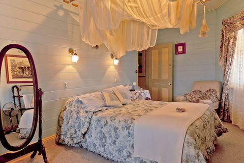 Two Story Bed & Breakfast - Accommodation Gladstone 5