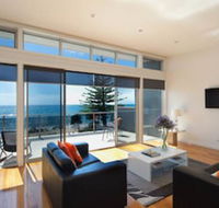 Penguin Waterfront Escape - Accommodation Gladstone